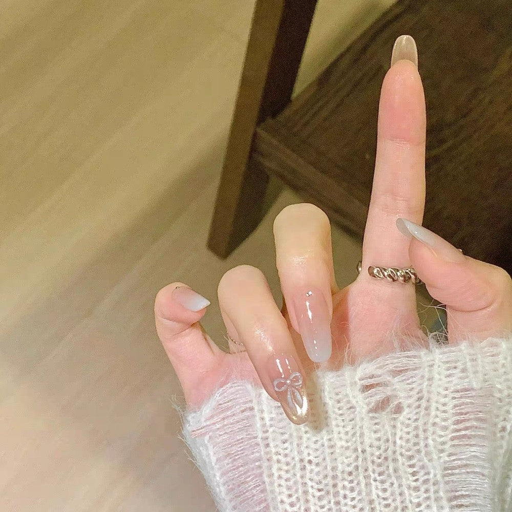 Künstlerisches Press-On Nagelset mit Glitzer und floralen Akzenten Brehn