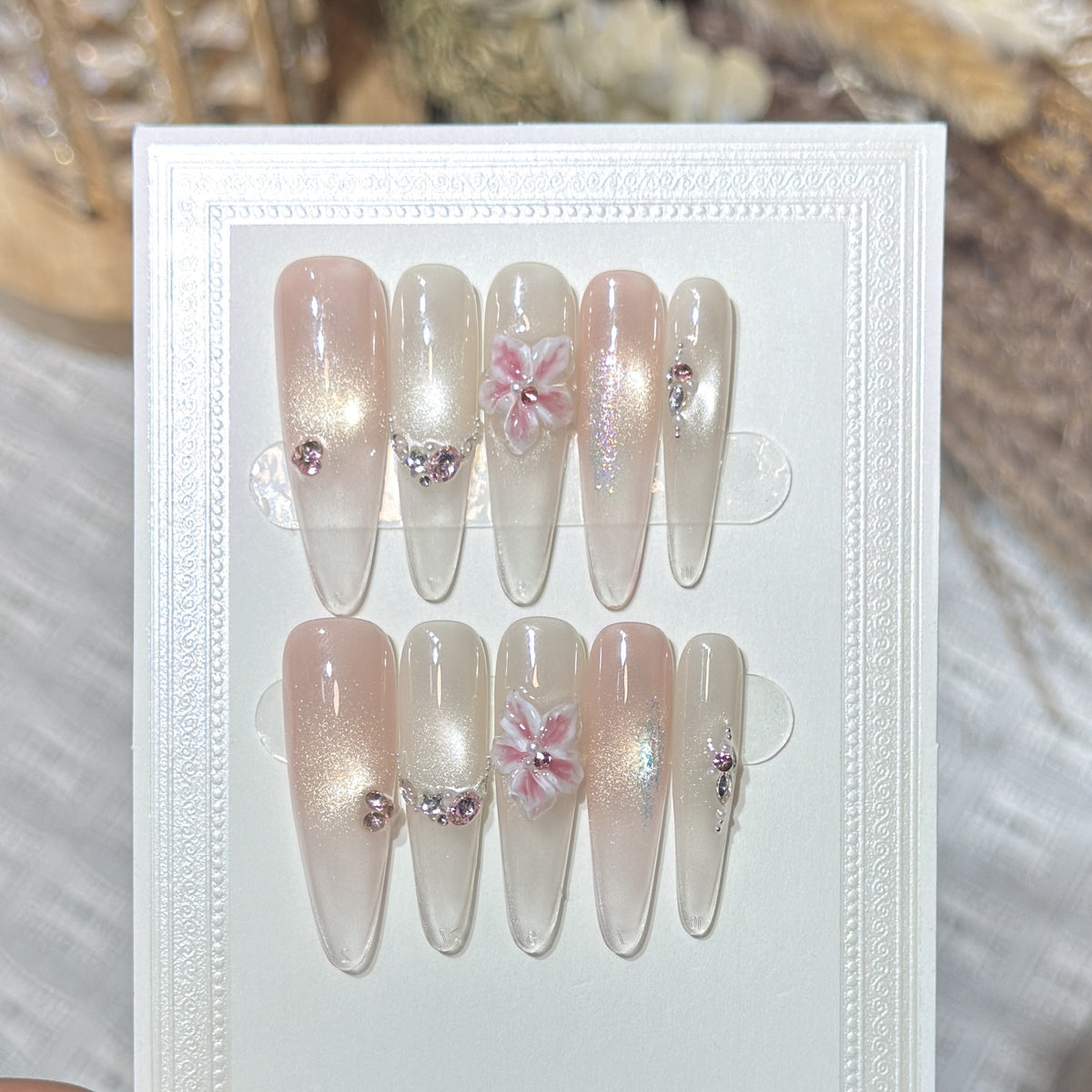 Künstlerisches Floral-Akzent Press-On Nagelset Brehn