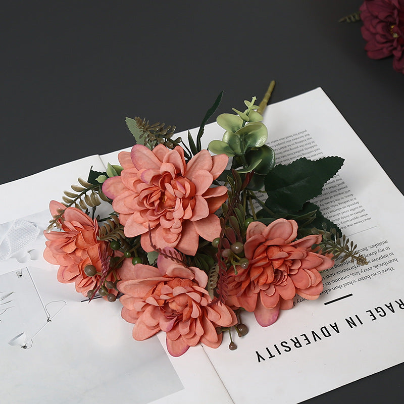 Dekorative Blumenarrangement für die Innendekoration