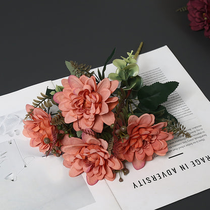 Dekorative Blumenarrangement für die Innendekoration