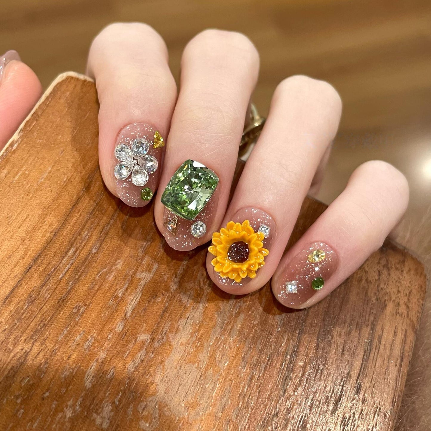 Kunstnägel mit Funkelnden Applikationen und Floralen Designs Brehn