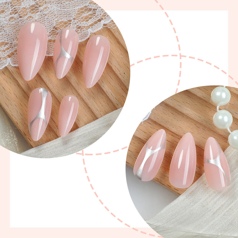 Elegantes Press-On Nail Set mit künstlerischen silbernen Akzenten Brehn