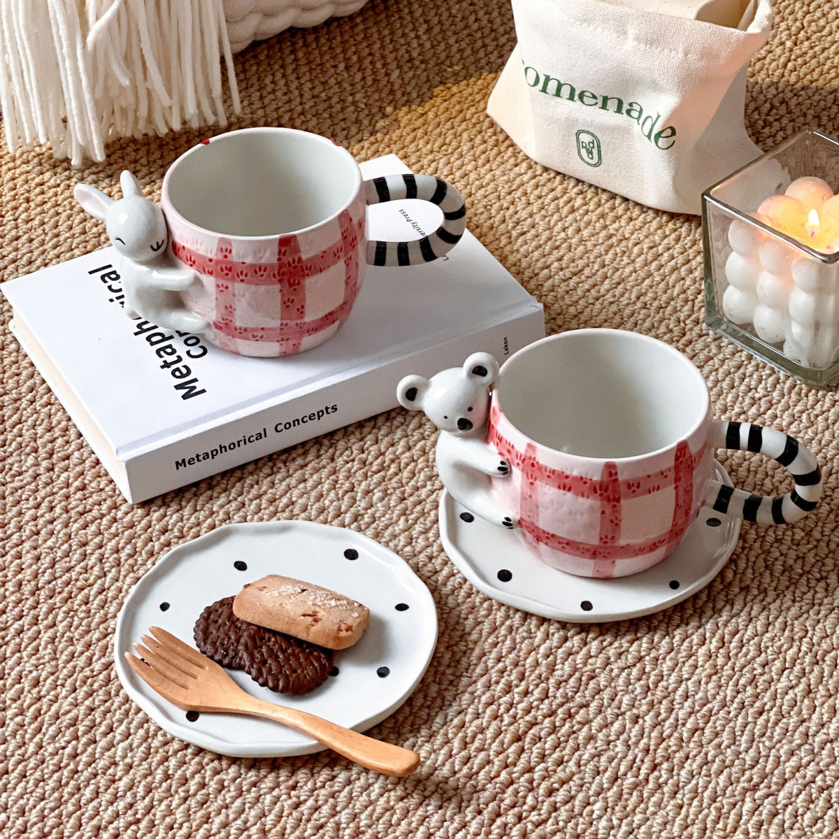 Verspieltes Keramik-Tassen-Set mit Koala-Reliefgriff und passender Untertasse