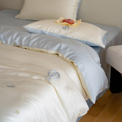 Luxuriöses Satin-Bettwäsche-Set mit gestickten Kirschmotiven, Wendefunktion und Plüsch-Hasenkissen