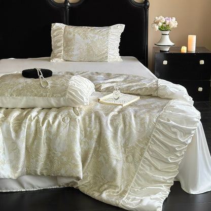 Bettgarnitur aus Satin-Jacquard mit gerafftem Volant und edlen Kissenbezügen