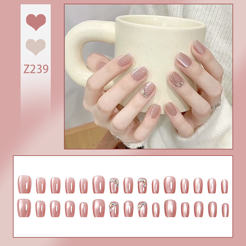 Glitzernde Kunstnagelspitzen mit eleganten Details Brehn