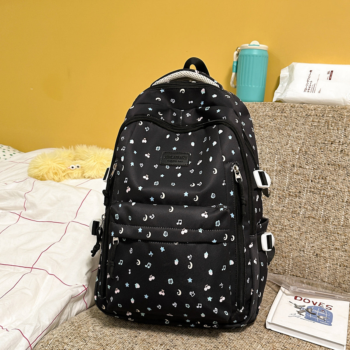 Stylischer Multi-Taschen-Rucksack mit dekorativen Akzenten Brehn