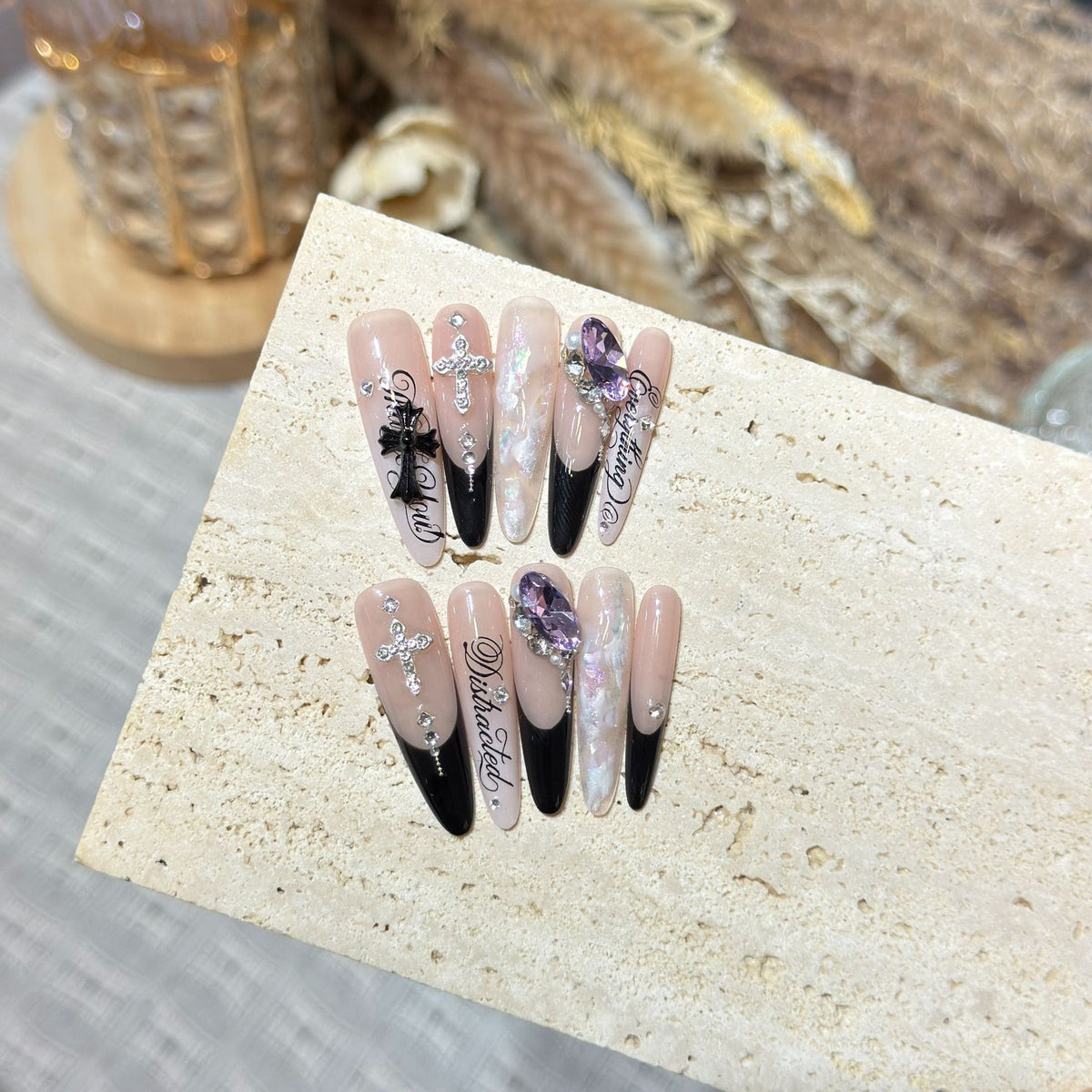 Künstlerisches Stiletto Press-On Nagelkunst Set mit eleganten dekorativen Elementen Brehn