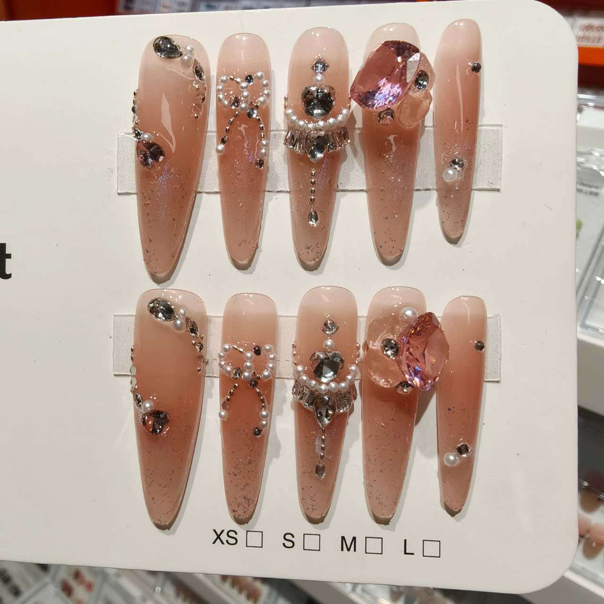 Dekorativer Stiletto Press-On Nagelset mit Strass- und Perlenakzenten