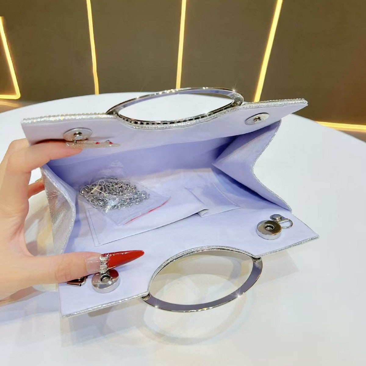 Elegante mit Kristallen besetzte Abend-Clutch