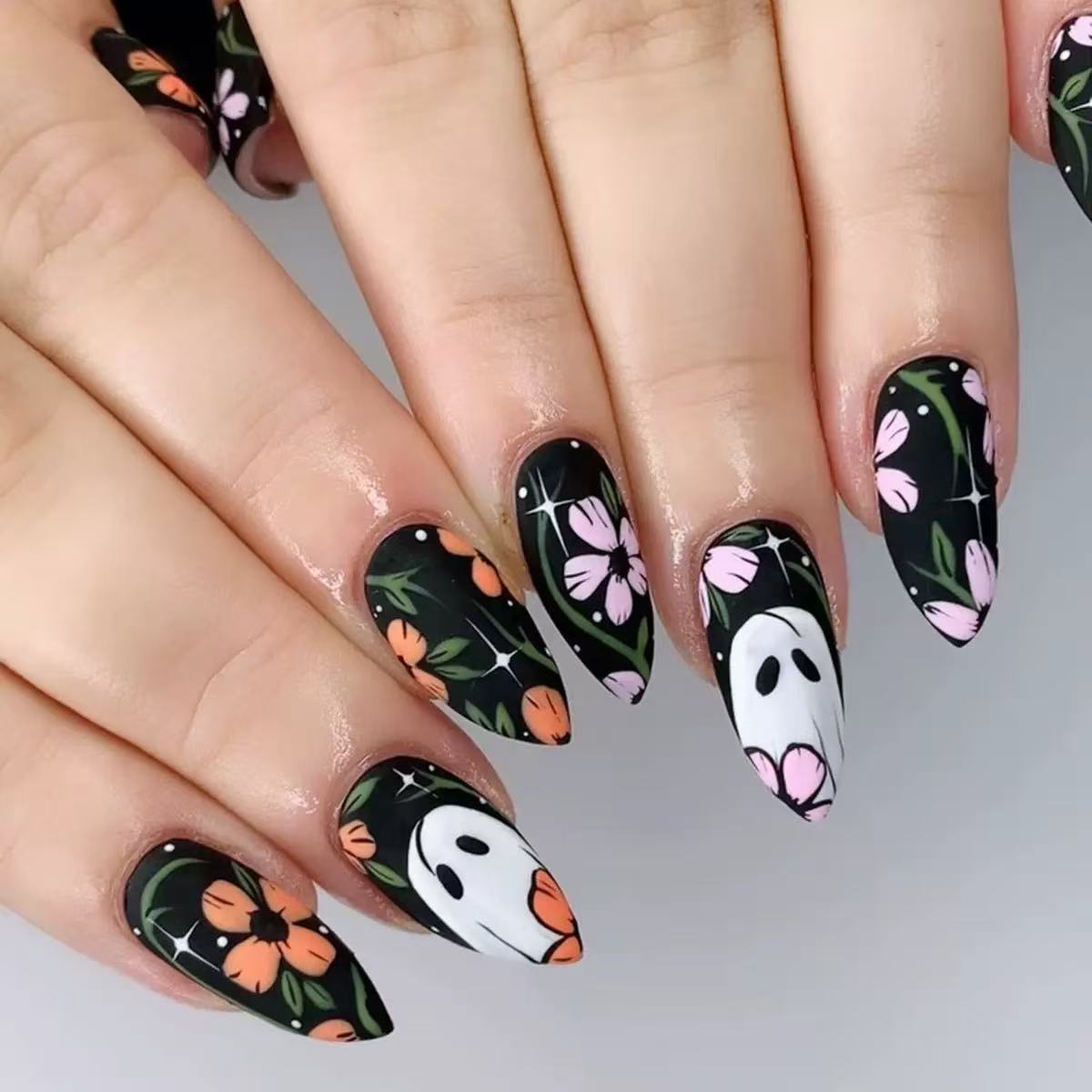 Künstliches Nagelset mit floralen und gespenstischen Designs Brehn
