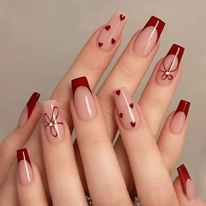 Kunstnagelset mit romantischen Herz- und Schleifenmotiven Brehn