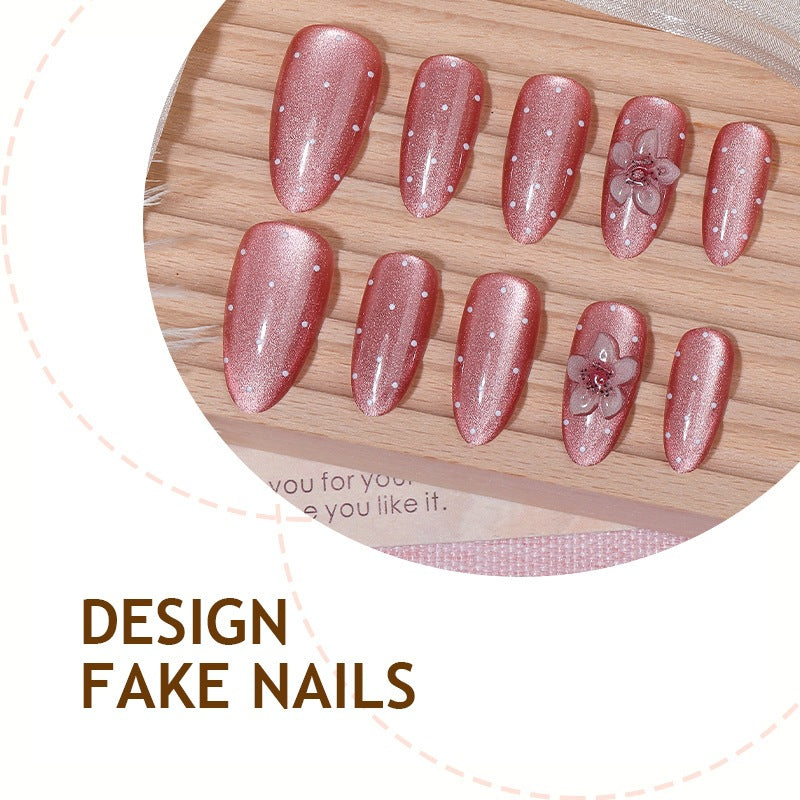 Kunstnagelset mit glamourösem Glitzer-Design und floralem Akzent Brehn