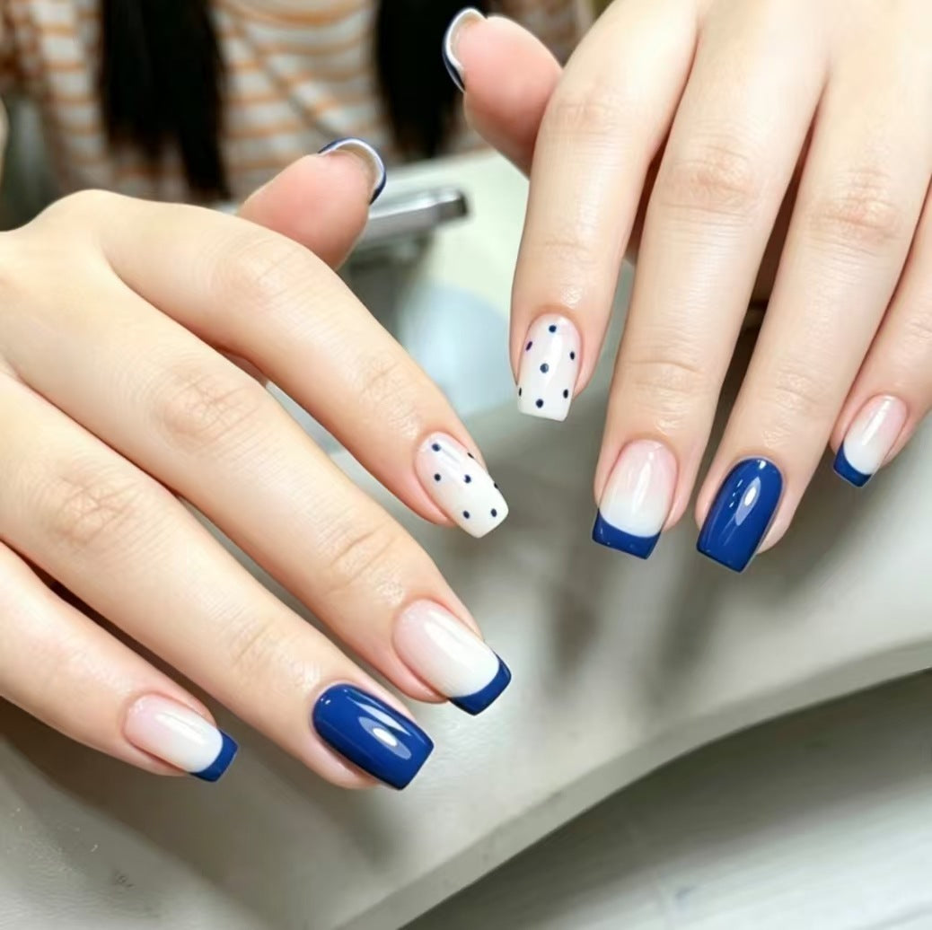 Stylische French Tip Nagelerweiterungen
