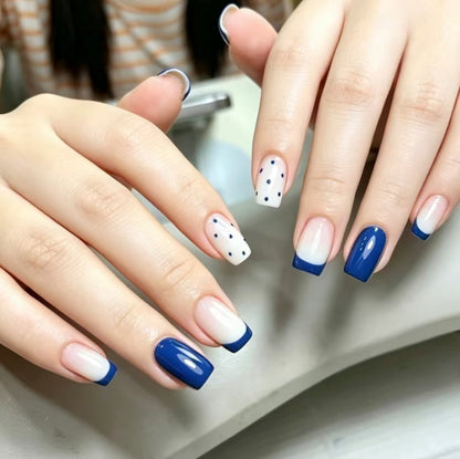 Stylische French Tip Nagelerweiterungen
