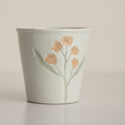 Dekorative blumenmotivierte Keramikpflanze