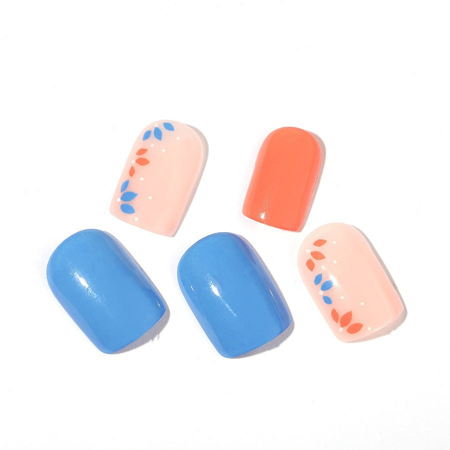 Kreatives Nagelset mit floralem und glamorösem Design Brehn