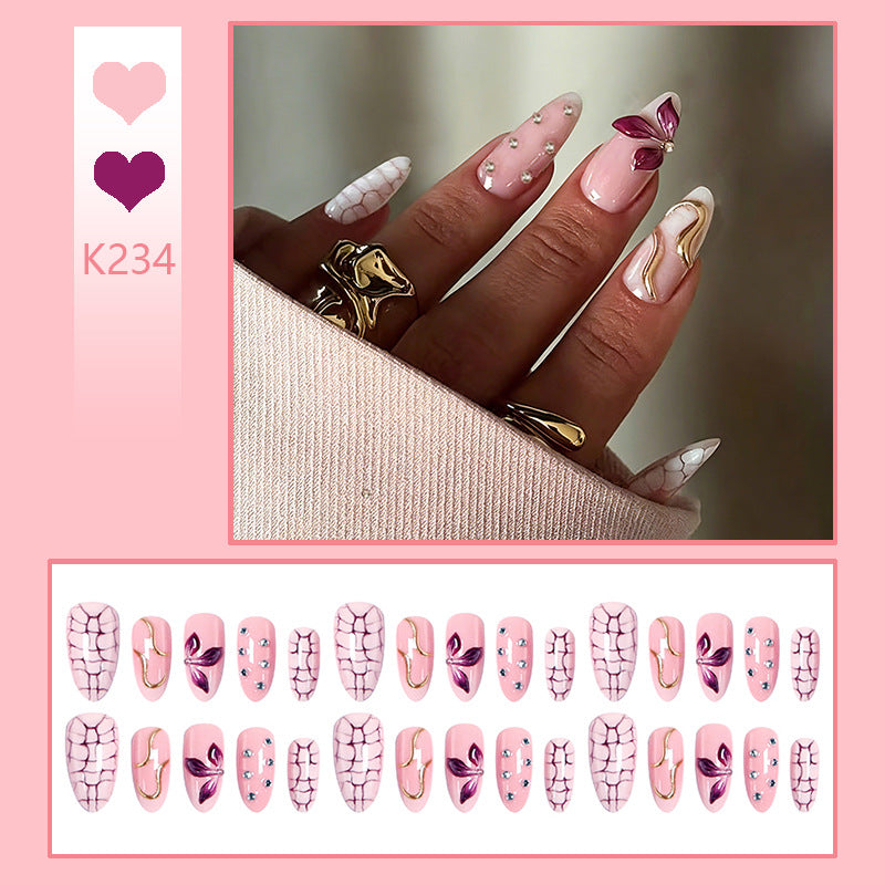Kunstnagelset mit glamourösem Design und funkelnden Akzenten Brehn
