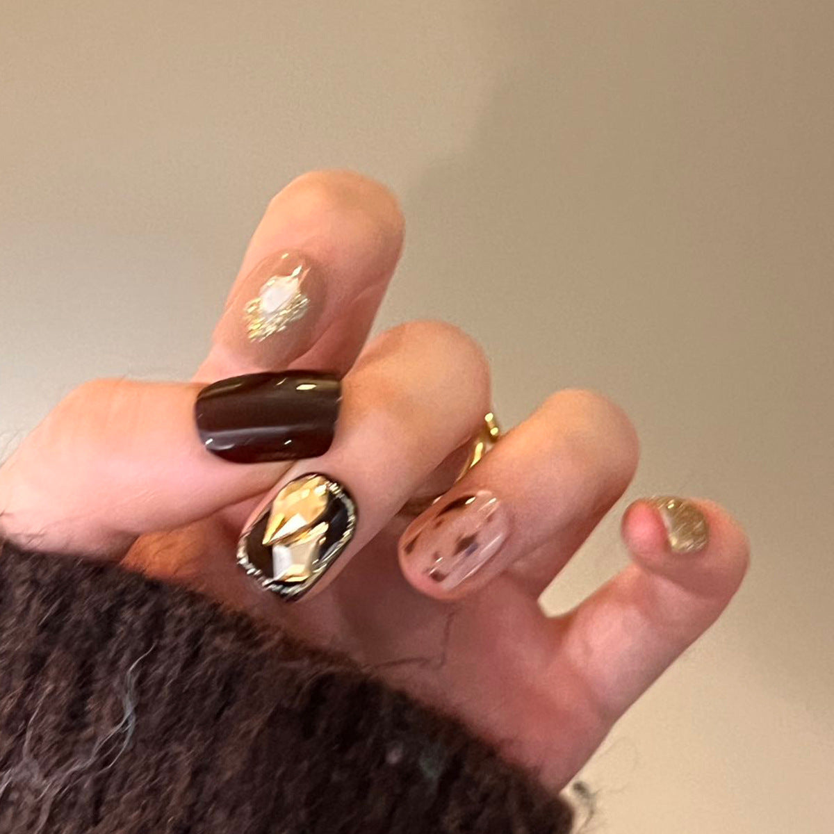 Kunstvolle Nagelkunst mit Schleifen- und Herzdesign Brehn