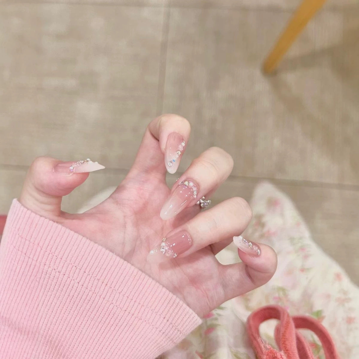 Elegante mit Strass akzentuierte Press-On Nagelkunst
