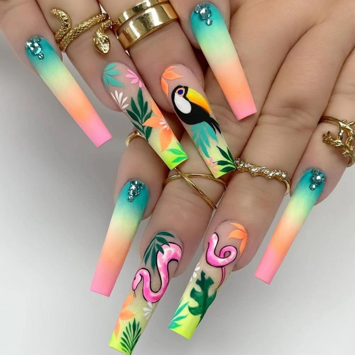 Künstliche Nagelspitzen im tropischen Design Brehn