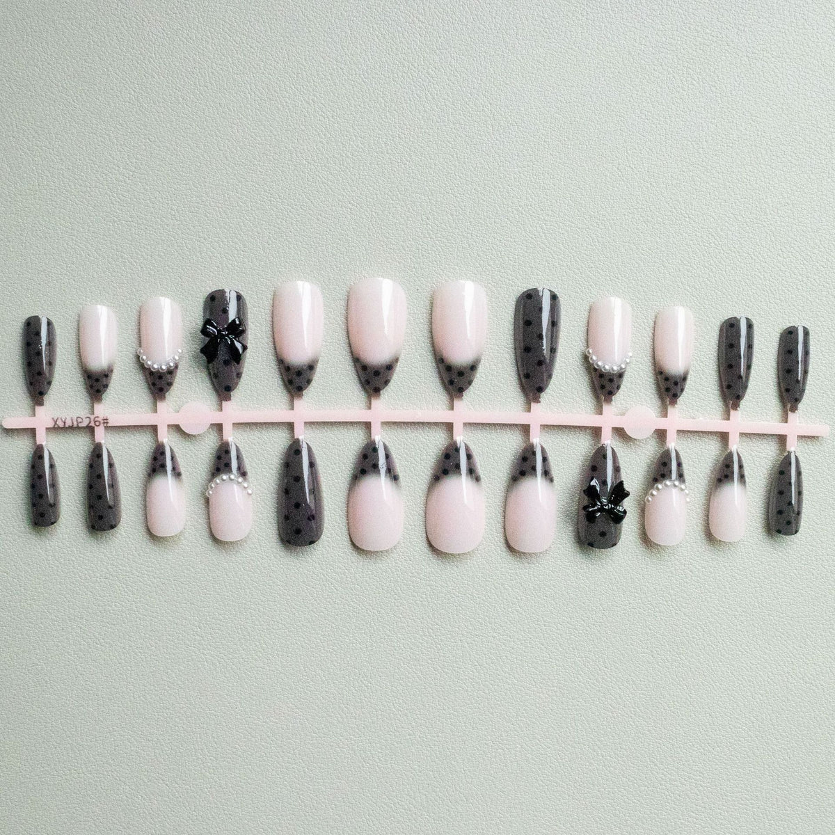 Elegantes Nagelkunst-Set mit Schleifenverzierungen