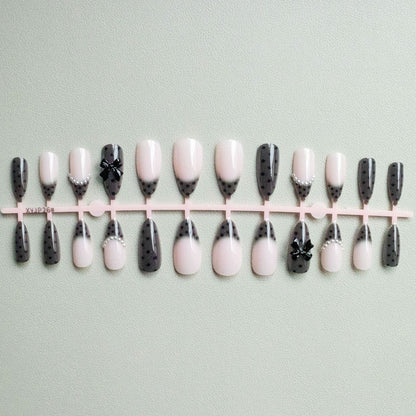 Elegantes Nagelkunst-Set mit Schleifenverzierungen