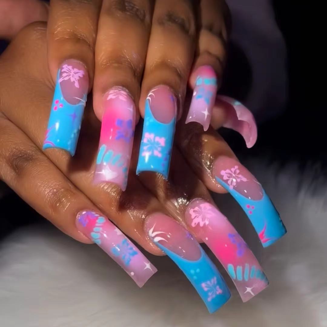 Künstlerische Press-On-Nagelerweiterungen mit floralen Designs Brehn