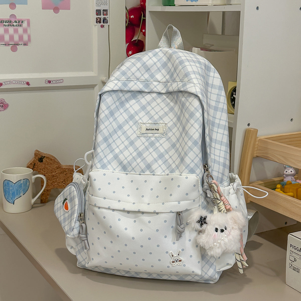 Stylische Karomuster-Rucksack mit lustigen dekorativen Akzenten Brehn