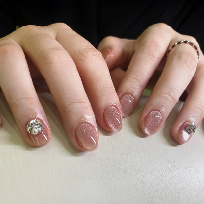 Kunstvolle Glitzer-Nagelverlängerungen mit eleganten Strass-Akzenten Brehn
