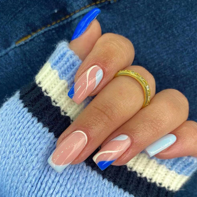 Kunstvolle Nagelverlängerungen mit elegantem Blattmuster Brehn