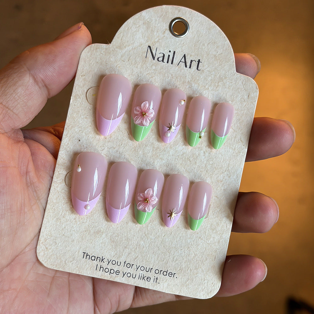 Eleganter mit Blumenakzenten verzierter Press-On-Nagelset Brehn