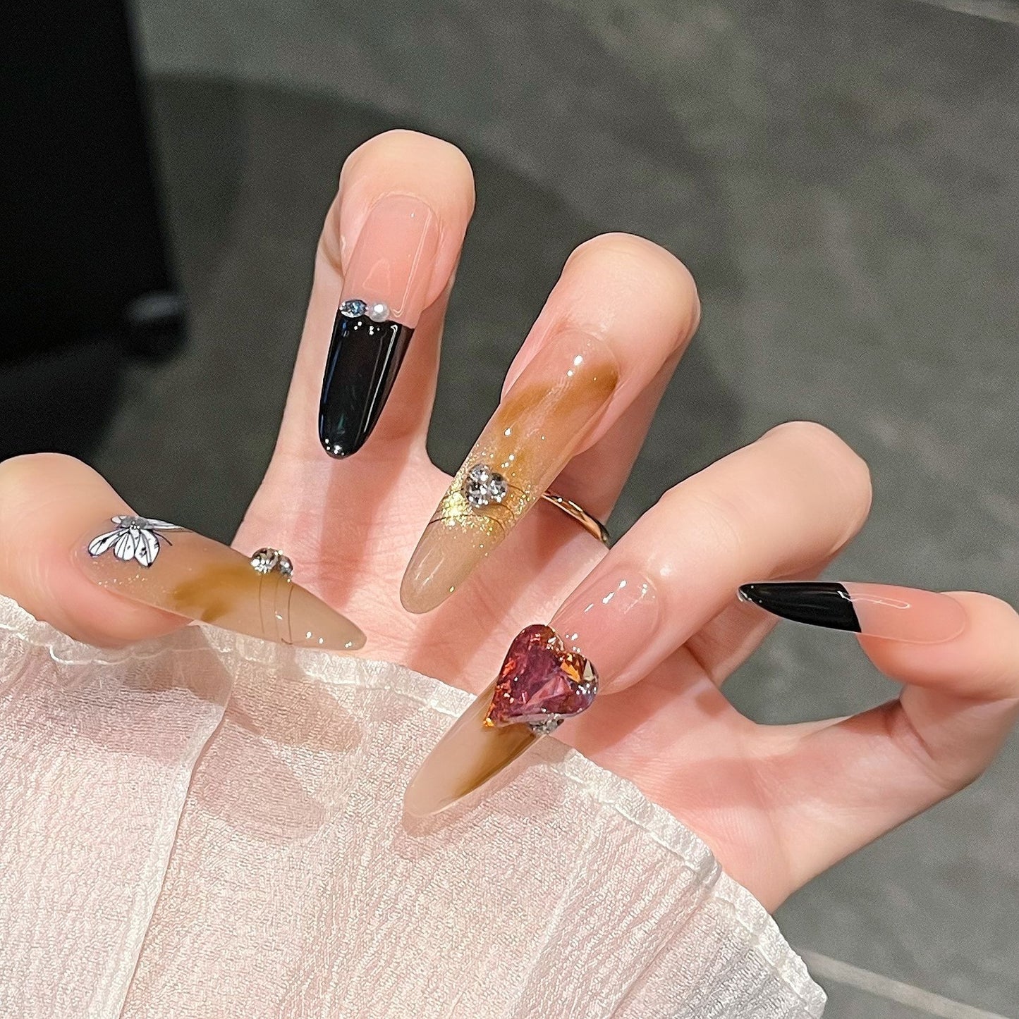 Künstlerische 3D-Schmetterlings- und Edelstein-Nagelverlängerungen Brehn