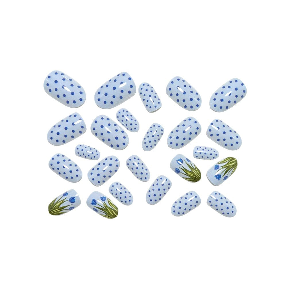 Kreative Kunstnägel im eleganten Punktedesign mit floralen Akzenten Brehn