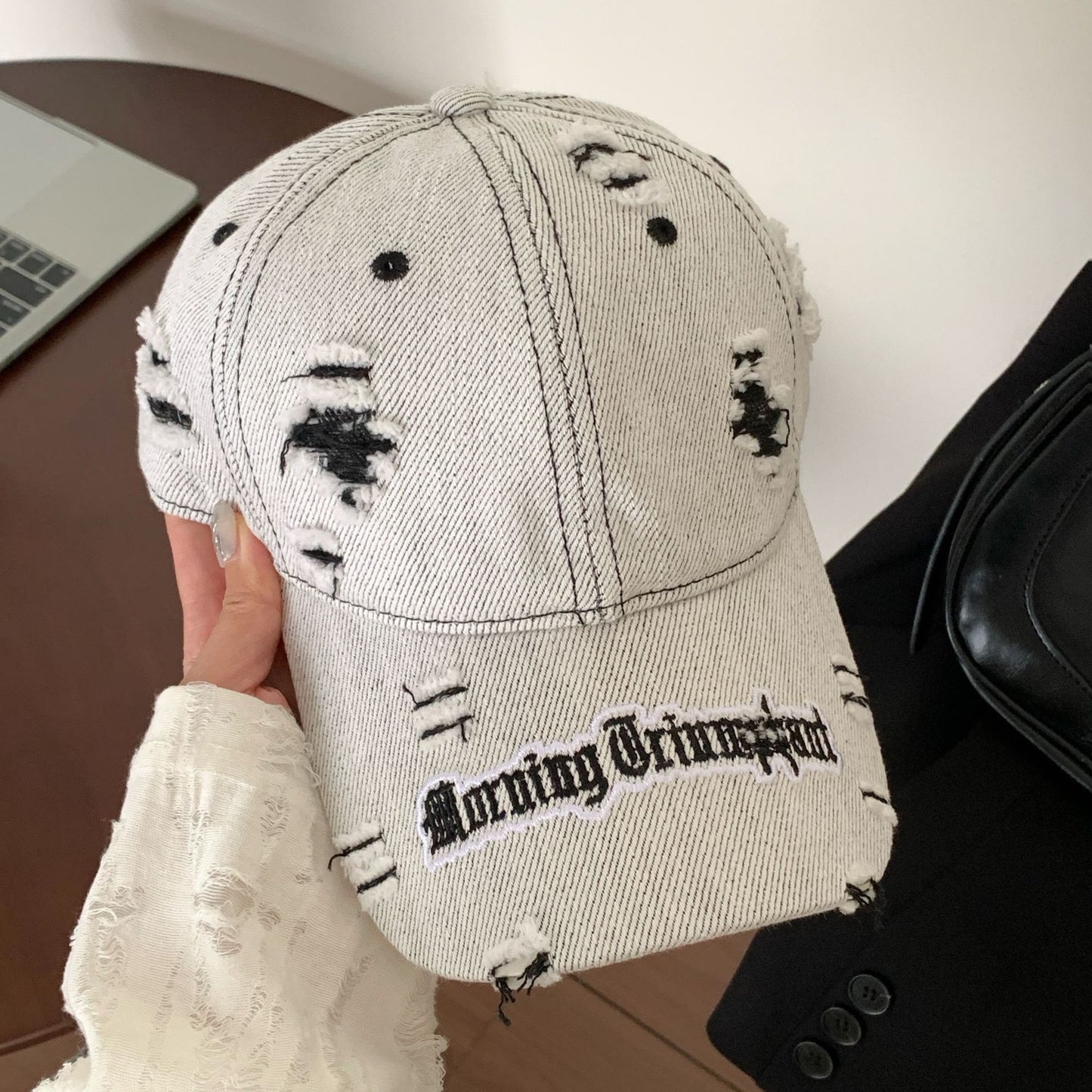 Abgenutzte Denim-Baseballmütze mit gesticktem Detail
