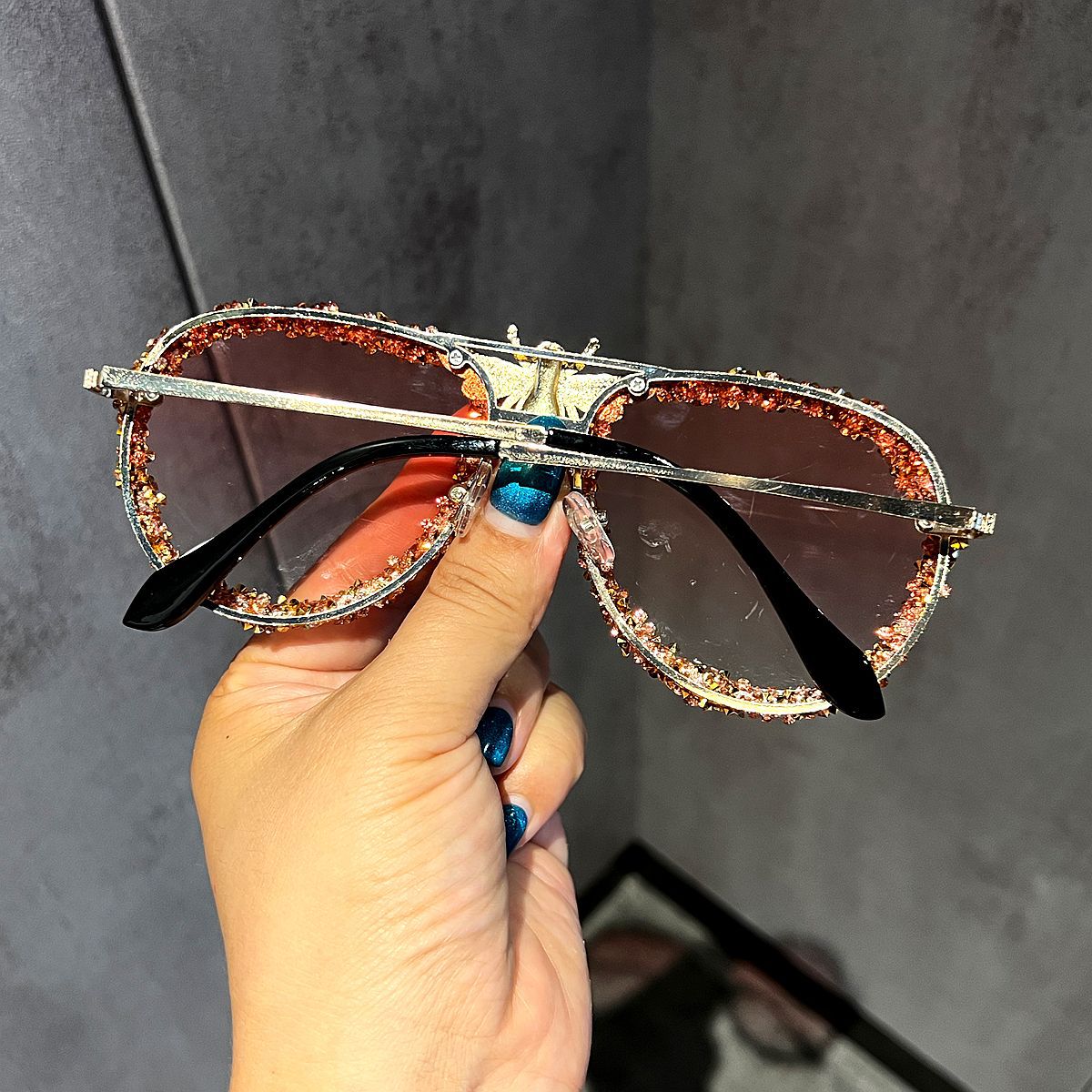 Damen Glamouröse Oversize-Sonnenbrille mit einzigartigem Schmuckrahmen Brehn