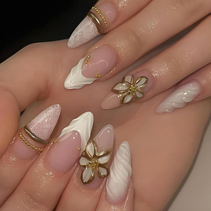 Kunstnagelset mit eleganten Blüten- und Glitzerdetails Brehn
