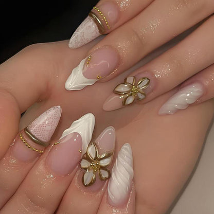 Kunstnagelset mit eleganten Blüten- und Glitzerdetails Brehn
