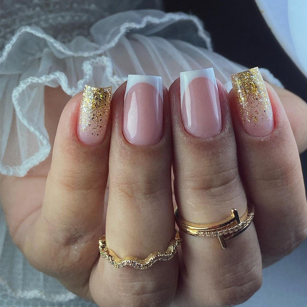 Glamouröse Nagelverlängerungen mit glitzerndem Akzent Brehn