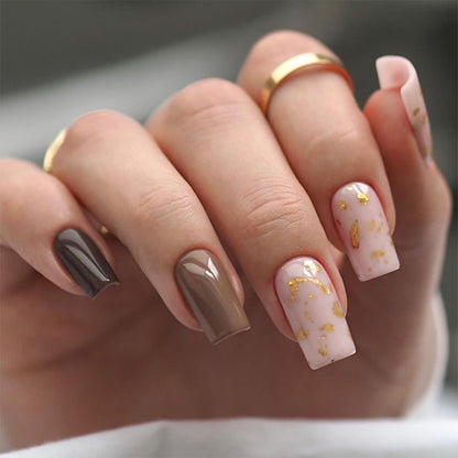 Kunstvolle Nagelverlängerungen mit elegantem Blattmuster Brehn