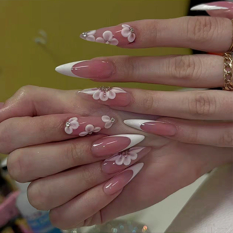Elegantes Kunstnagelset mit floralem Design und Glitzerakzenten Brehn