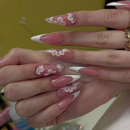 Elegantes Kunstnagelset mit floralem Design und Glitzerakzenten Brehn