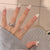 Elegante Press-On Nagelkunst mit Perlen- und Strassakzenten Brehn