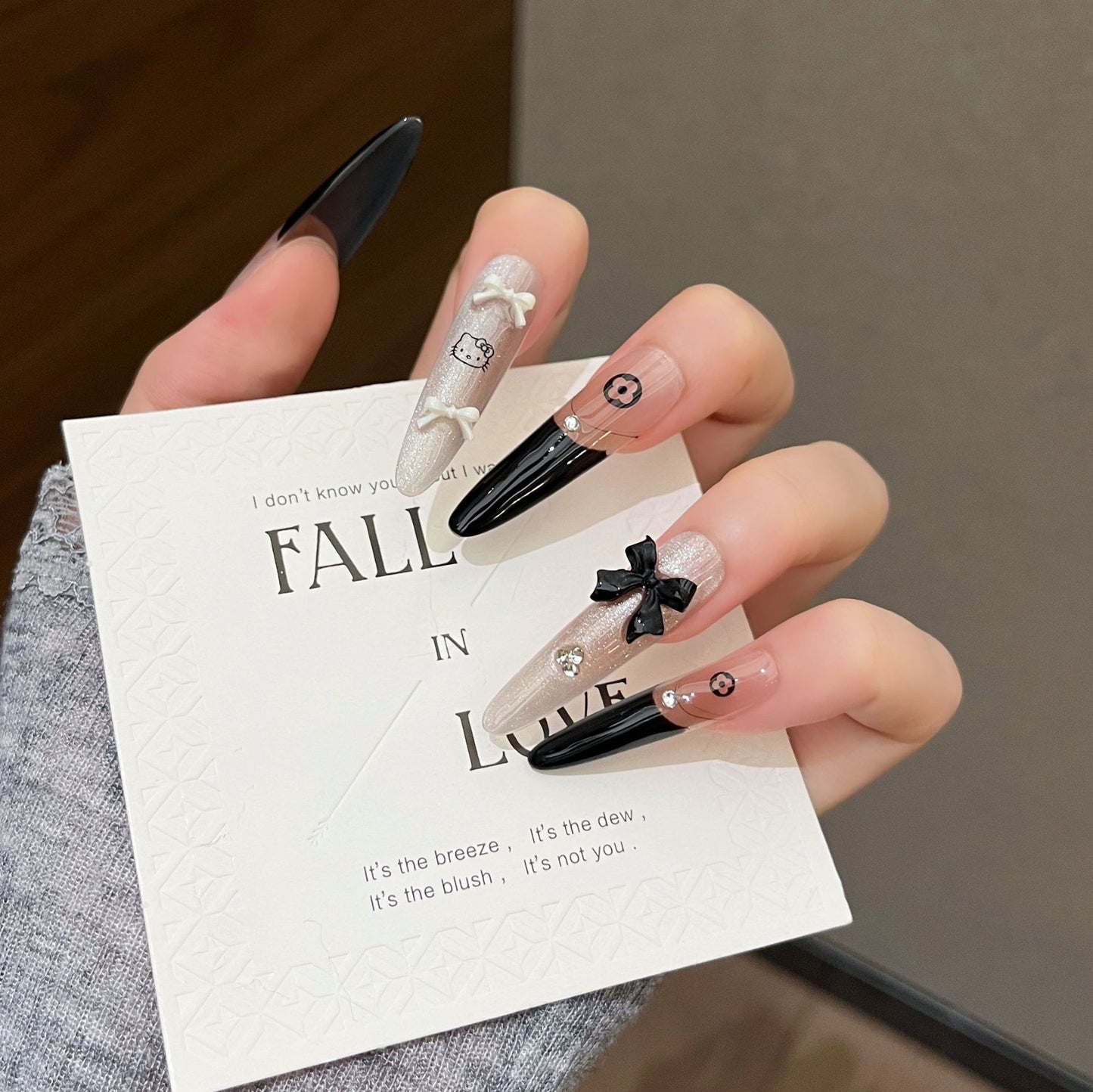 Künstlerische Stiletto Press-On Nagelkunst mit schimmernden Akzenten Brehn