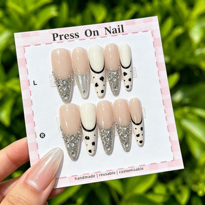 Künstlerisches Press-On Nagelset mit floralen und gemusterten Designs