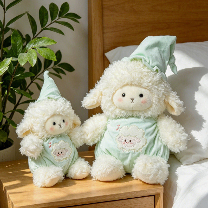 Plüsch Lamm Kuscheltier mit gesticktem Overall und Schlafmütze Brehn