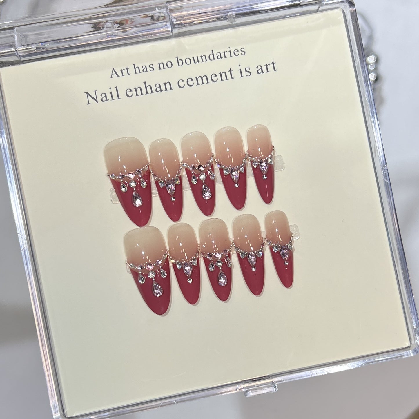 Luxuriöses Press-On Nagelkunst Set mit Strassdetails Brehn