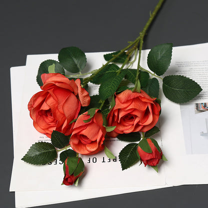 Weiches Seidenrosenarrangement