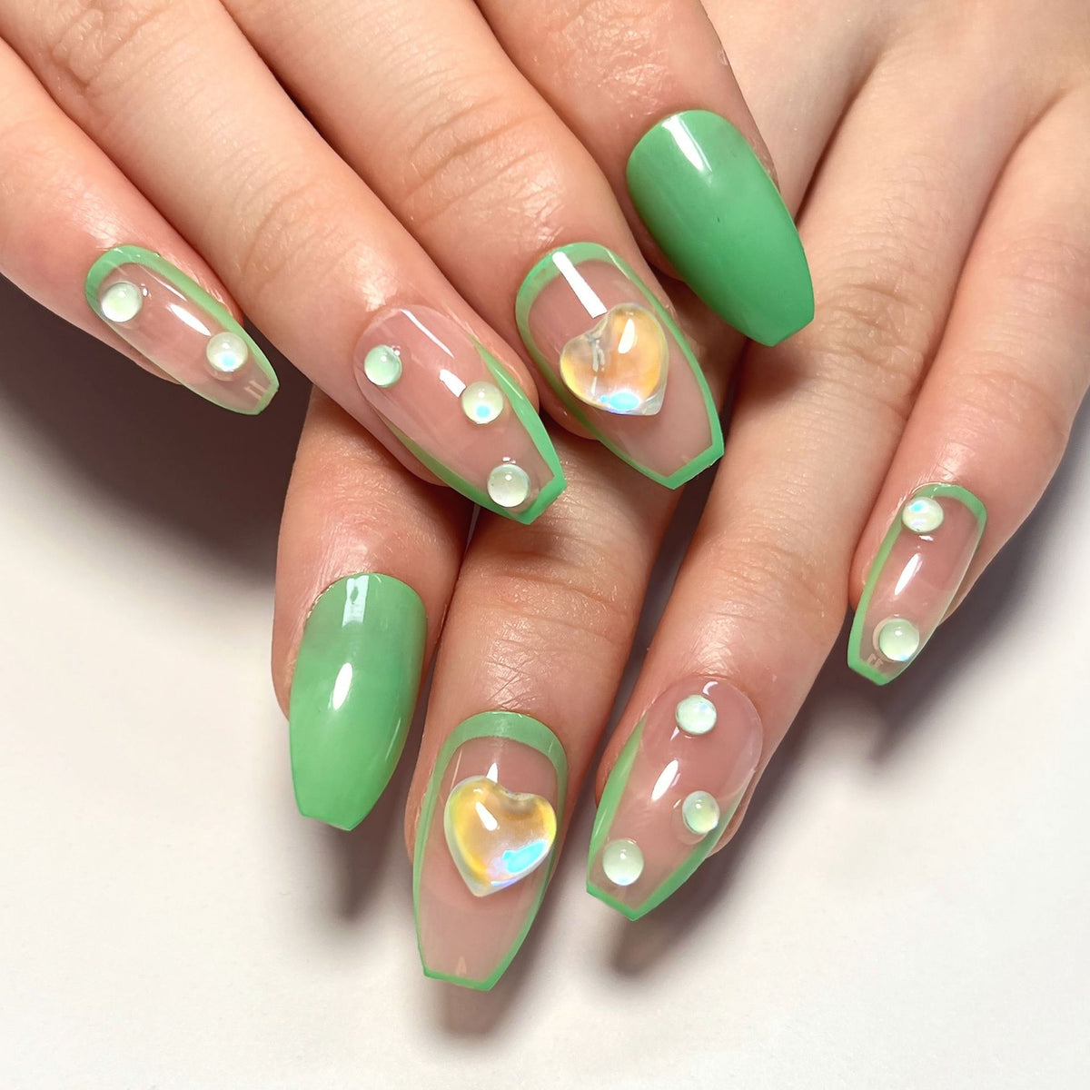 Kreative Nagelkunst mit Glitzer- und Herzverzierungen Brehn