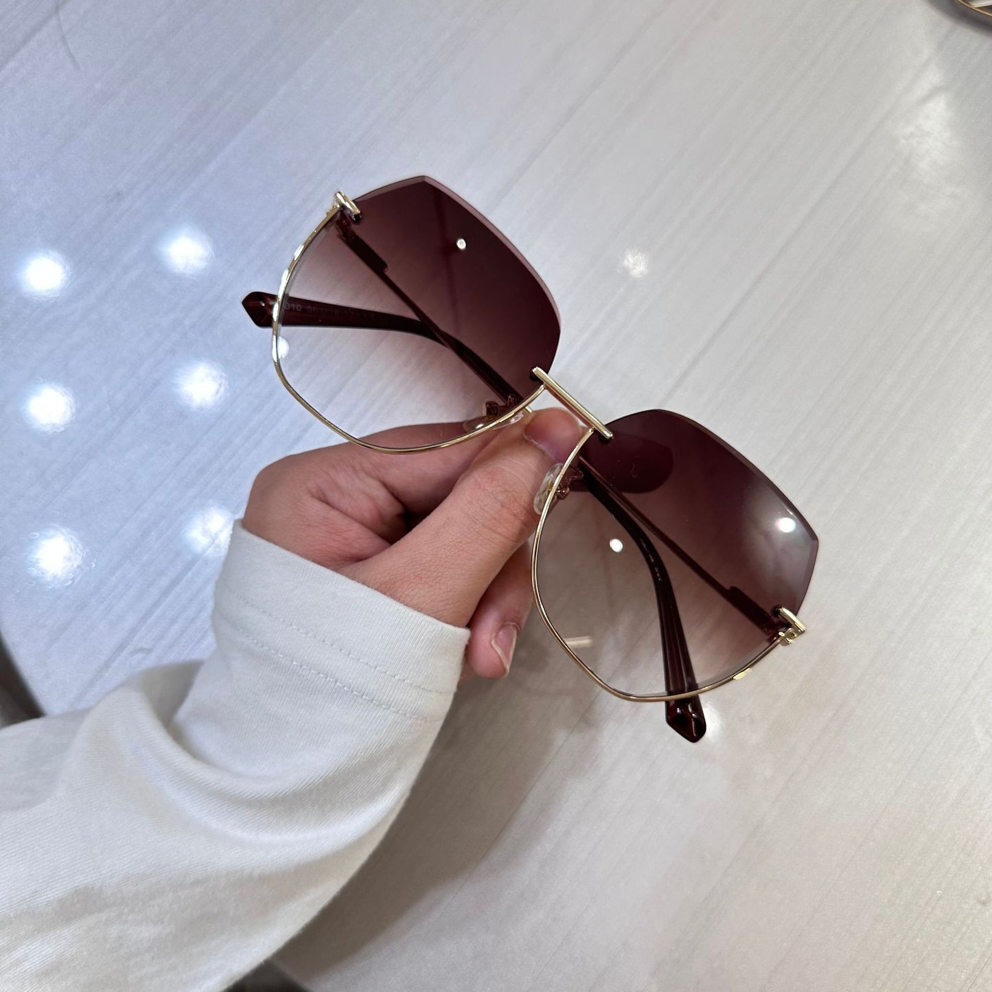 Damen Sonnenbrille mit elegantem, breitem Rahmen und luxuriösen Akzenten Brehn